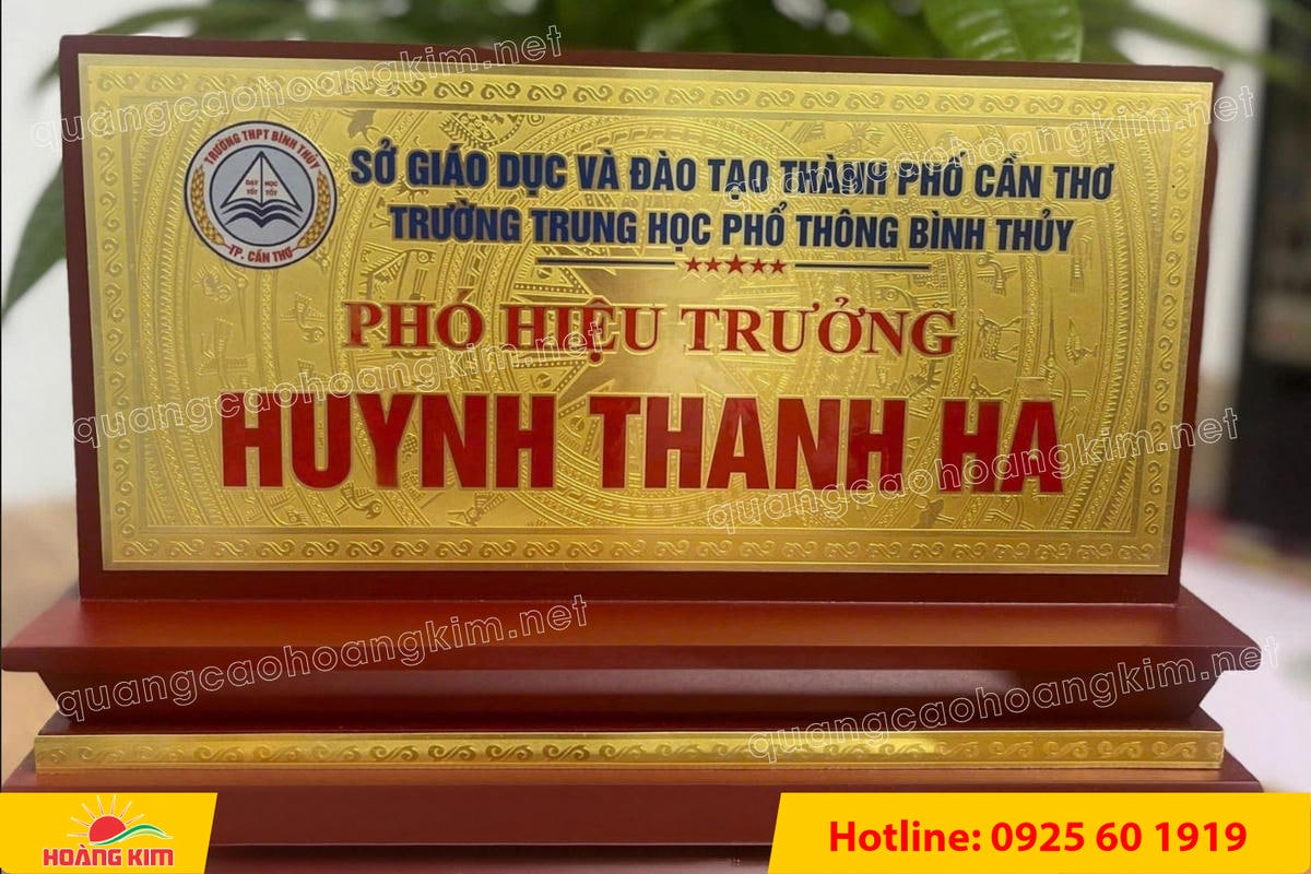 bien chuc danh mat dong de go tam cap dep 231 - BIỂN CHỨC DANH MẶT ĐỒNG ĐẾ GỖ TAM CẤP &ndash; D&Ograve;NG CAO CẤP CHO L&Atilde;NH ĐẠO