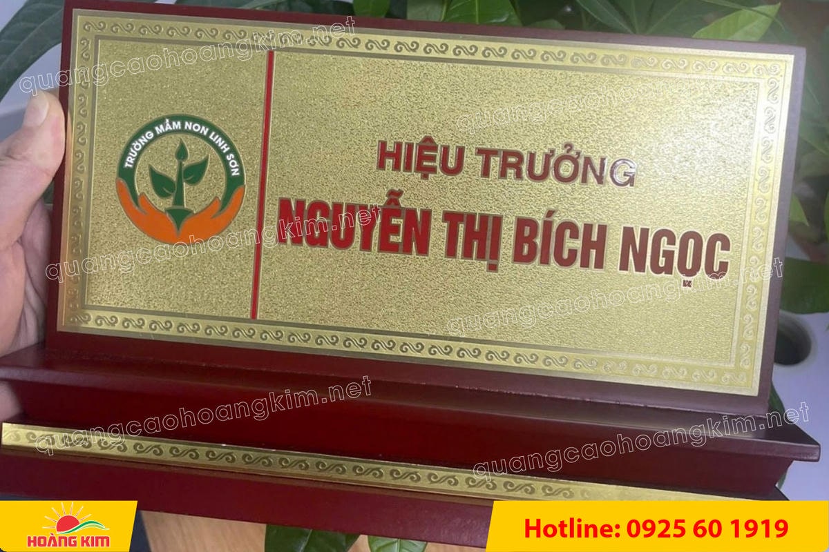 bien chuc danh mat dong de go tam cap dep 236 - BIỂN CHỨC DANH MẶT ĐỒNG ĐẾ GỖ TAM CẤP &ndash; D&Ograve;NG CAO CẤP CHO L&Atilde;NH ĐẠO