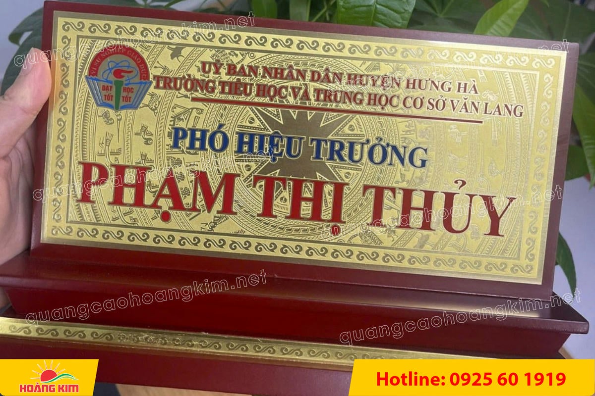 bien chuc danh mat dong de go tam cap dep 237 - BIỂN CHỨC DANH MẶT ĐỒNG ĐẾ GỖ TAM CẤP &ndash; D&Ograve;NG CAO CẤP CHO L&Atilde;NH ĐẠO