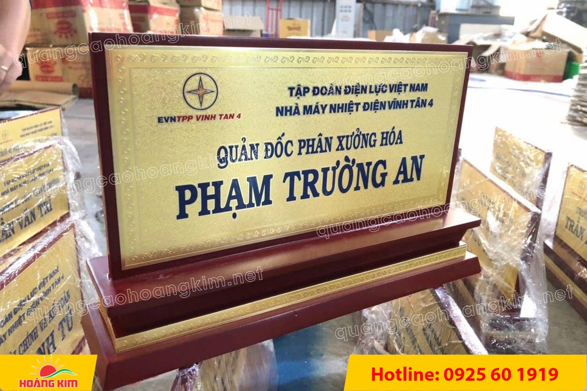 bien chuc danh mat dong de go tam cap dep 24 - BIỂN CHỨC DANH MẶT ĐỒNG ĐẾ GỖ TAM CẤP &ndash; D&Ograve;NG CAO CẤP CHO L&Atilde;NH ĐẠO