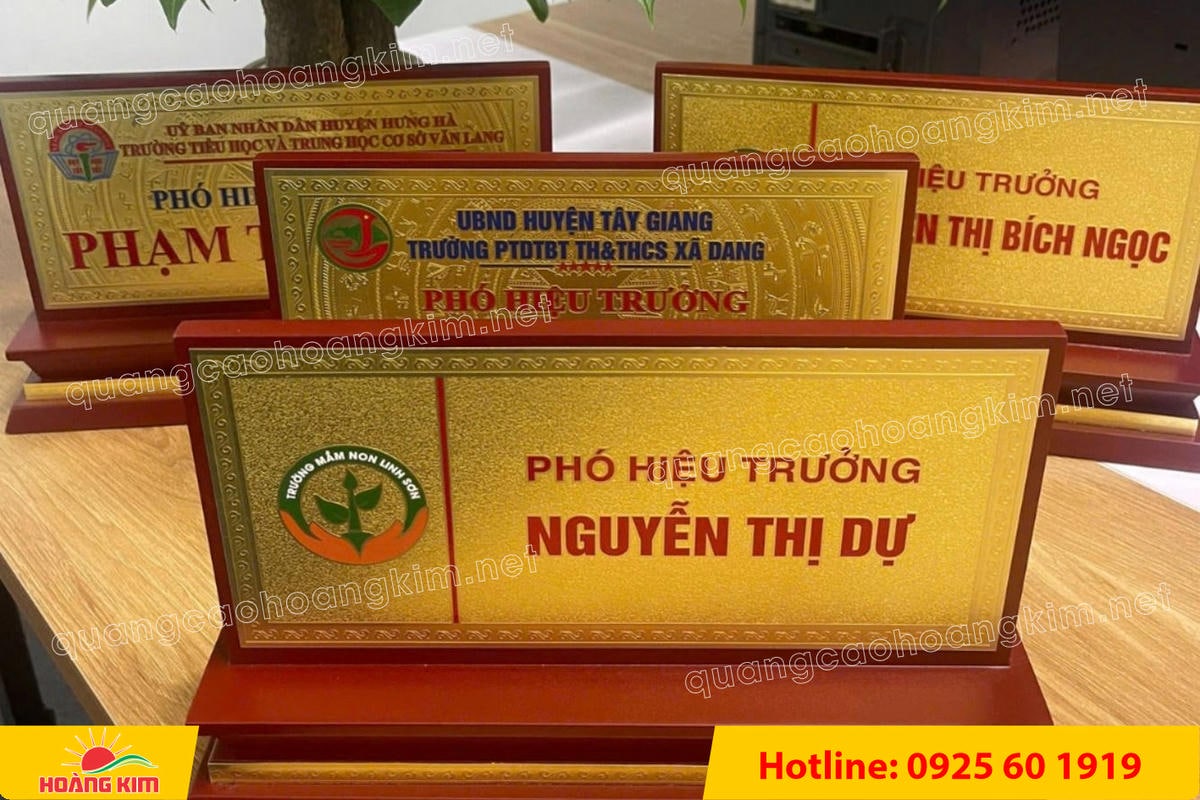 bien chuc danh mat dong de go tam cap dep 240 - BIỂN CHỨC DANH MẶT ĐỒNG ĐẾ GỖ TAM CẤP &ndash; D&Ograve;NG CAO CẤP CHO L&Atilde;NH ĐẠO