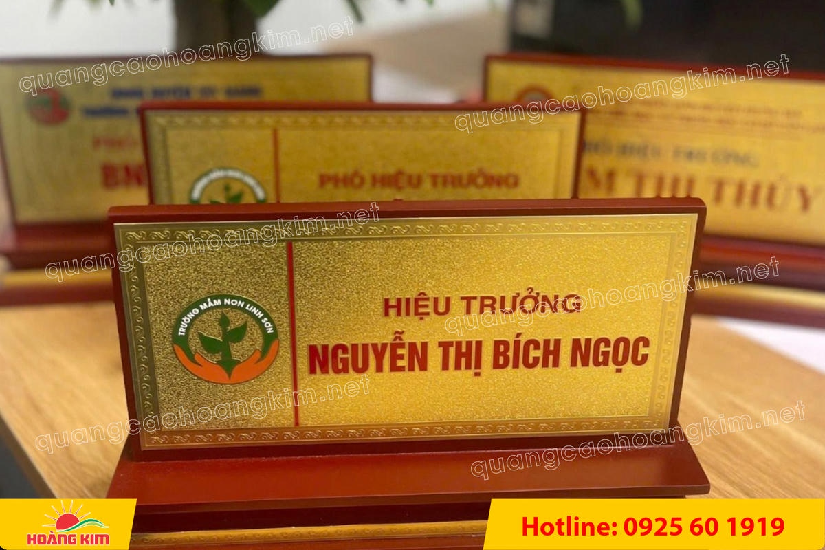 bien chuc danh mat dong de go tam cap dep 241 - BIỂN CHỨC DANH MẶT ĐỒNG ĐẾ GỖ TAM CẤP &ndash; D&Ograve;NG CAO CẤP CHO L&Atilde;NH ĐẠO