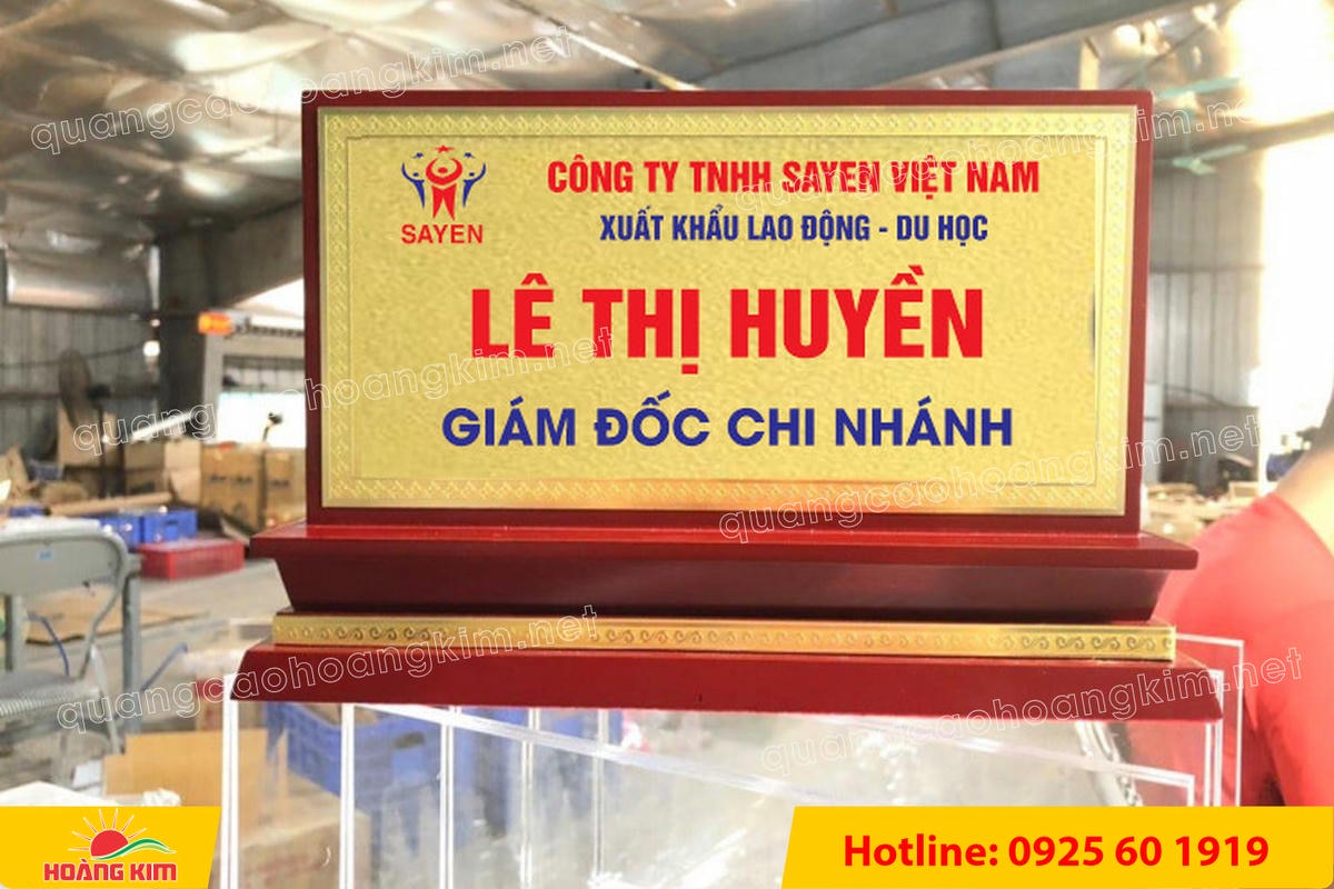 bien chuc danh mat dong de go tam cap dep 242 - BIỂN CHỨC DANH MẶT ĐỒNG ĐẾ GỖ TAM CẤP &ndash; D&Ograve;NG CAO CẤP CHO L&Atilde;NH ĐẠO