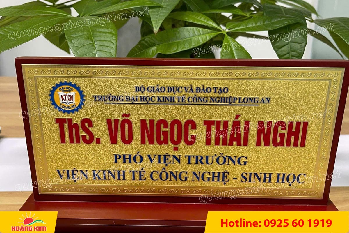 bien chuc danh mat dong de go tam cap dep 244 - BIỂN CHỨC DANH MẶT ĐỒNG ĐẾ GỖ TAM CẤP &ndash; D&Ograve;NG CAO CẤP CHO L&Atilde;NH ĐẠO