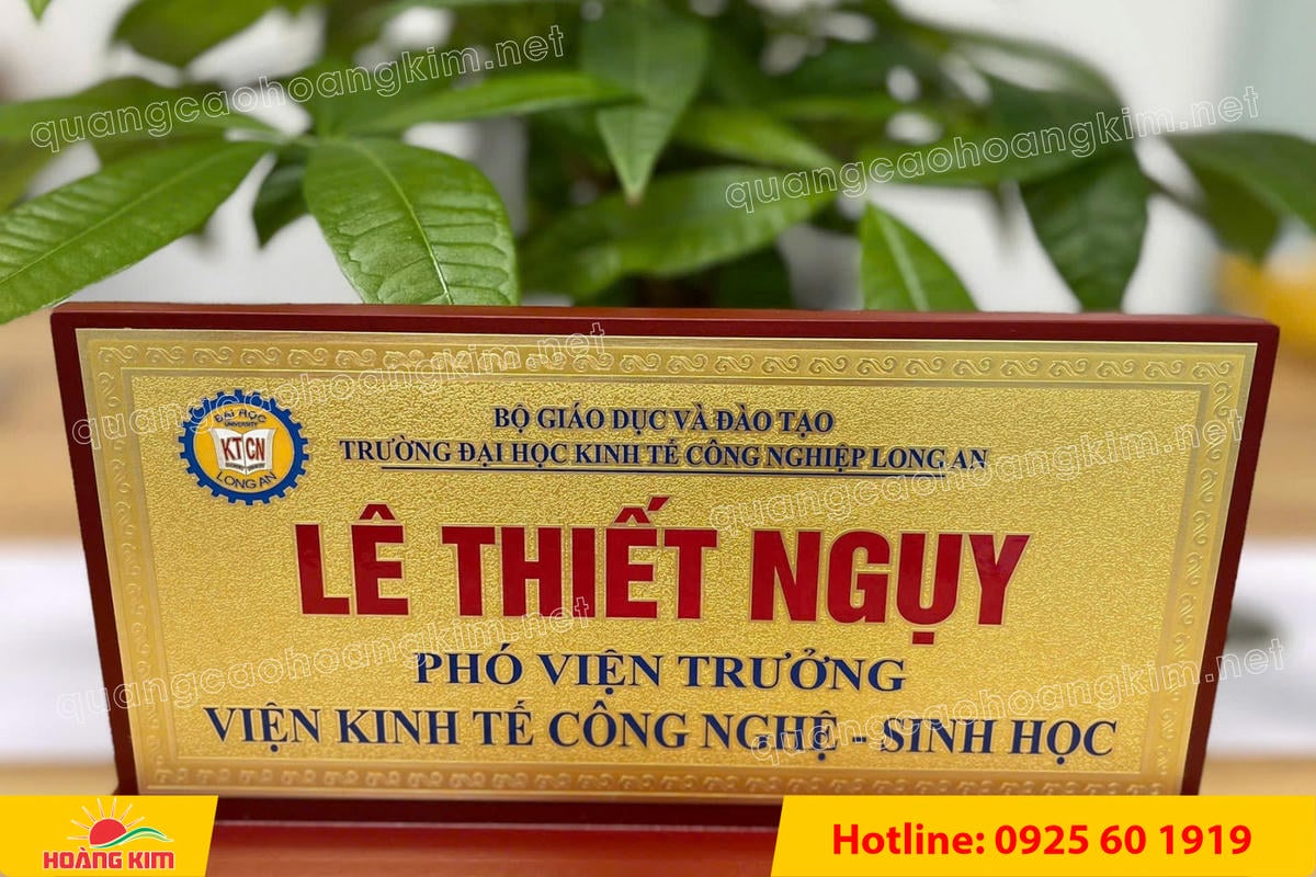 bien chuc danh mat dong de go tam cap dep 246 - BIỂN CHỨC DANH MẶT ĐỒNG ĐẾ GỖ TAM CẤP &ndash; D&Ograve;NG CAO CẤP CHO L&Atilde;NH ĐẠO