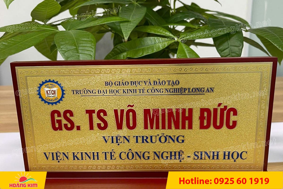 bien chuc danh mat dong de go tam cap dep 247 - BIỂN CHỨC DANH MẶT ĐỒNG ĐẾ GỖ TAM CẤP &ndash; D&Ograve;NG CAO CẤP CHO L&Atilde;NH ĐẠO