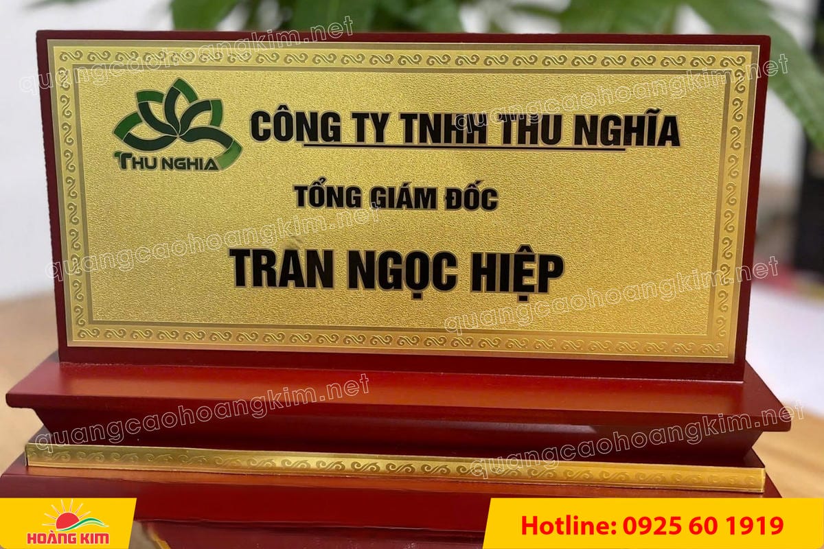 bien chuc danh mat dong de go tam cap dep 248 - BIỂN CHỨC DANH MẶT ĐỒNG ĐẾ GỖ TAM CẤP &ndash; D&Ograve;NG CAO CẤP CHO L&Atilde;NH ĐẠO