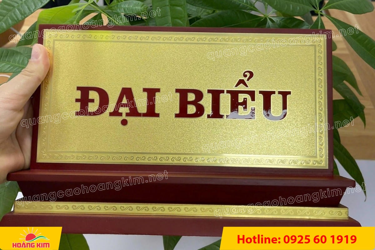 bien chuc danh mat dong de go tam cap dep 249 - BIỂN CHỨC DANH MẶT ĐỒNG ĐẾ GỖ TAM CẤP &ndash; D&Ograve;NG CAO CẤP CHO L&Atilde;NH ĐẠO