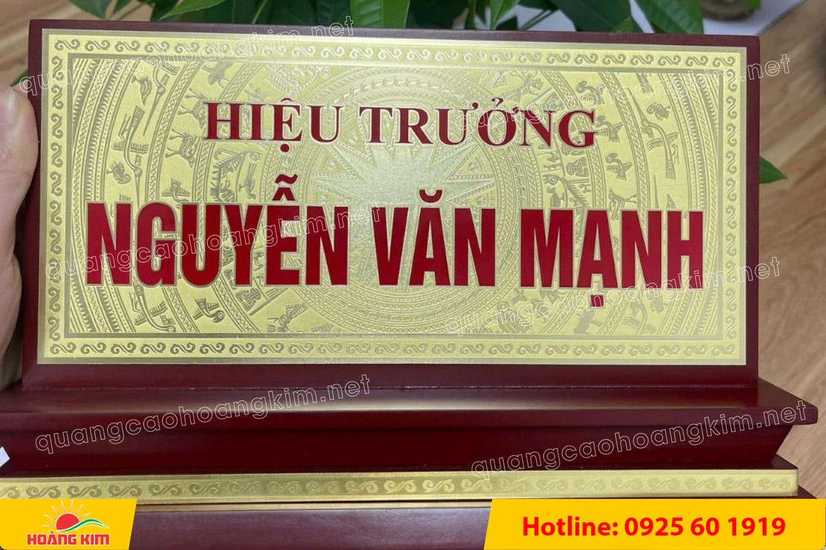 bien chuc danh mat dong de go tam cap dep 251 - BIỂN CHỨC DANH MẶT ĐỒNG ĐẾ GỖ TAM CẤP &ndash; D&Ograve;NG CAO CẤP CHO L&Atilde;NH ĐẠO