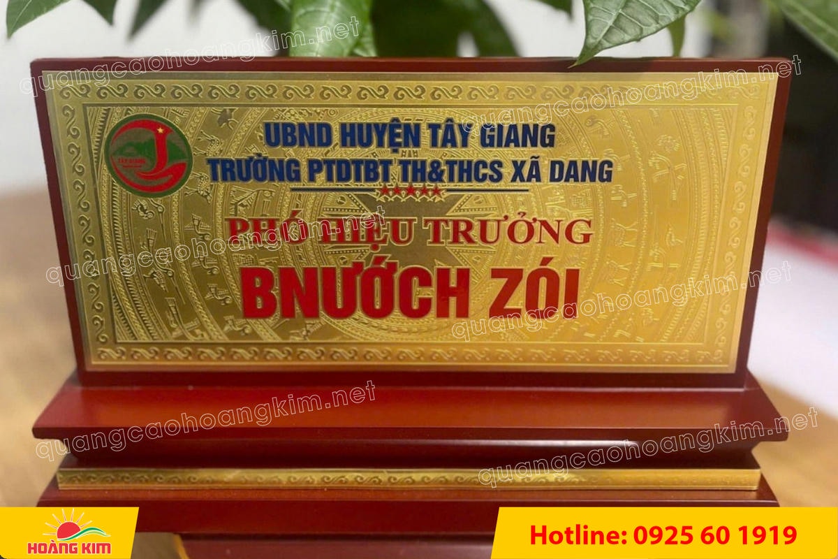 bien chuc danh mat dong de go tam cap dep 252 - BIỂN CHỨC DANH MẶT ĐỒNG ĐẾ GỖ TAM CẤP &ndash; D&Ograve;NG CAO CẤP CHO L&Atilde;NH ĐẠO