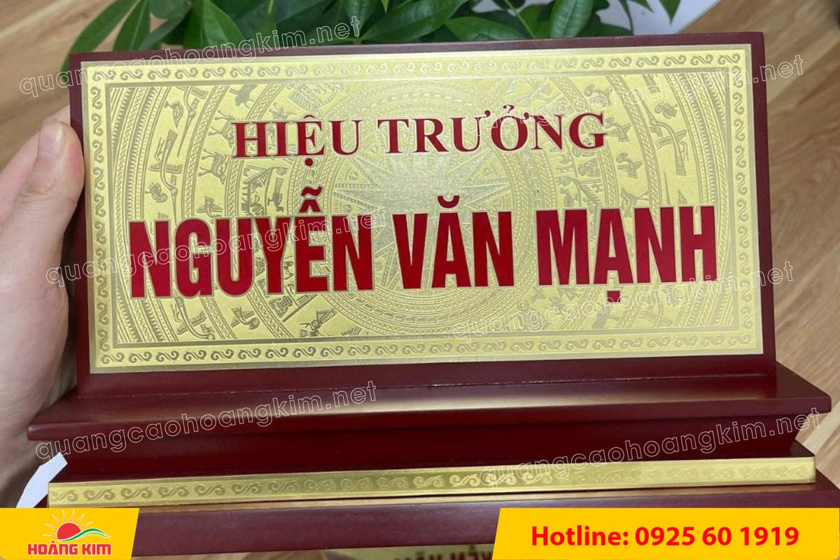 bien chuc danh mat dong de go tam cap dep 255 - BIỂN CHỨC DANH MẶT ĐỒNG ĐẾ GỖ TAM CẤP &ndash; D&Ograve;NG CAO CẤP CHO L&Atilde;NH ĐẠO