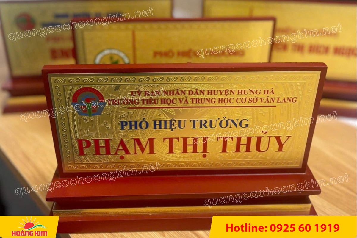 bien chuc danh mat dong de go tam cap dep 259 - BIỂN CHỨC DANH MẶT ĐỒNG ĐẾ GỖ TAM CẤP &ndash; D&Ograve;NG CAO CẤP CHO L&Atilde;NH ĐẠO