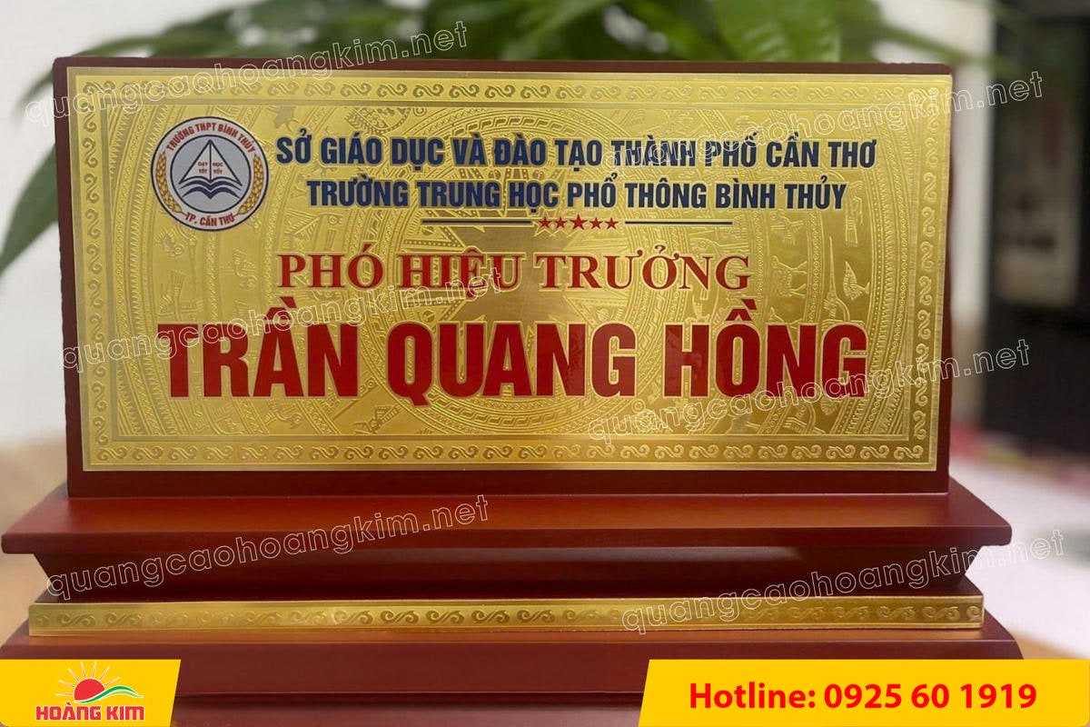 bien chuc danh mat dong de go tam cap dep 260 - BIỂN CHỨC DANH MẶT ĐỒNG ĐẾ GỖ TAM CẤP &ndash; D&Ograve;NG CAO CẤP CHO L&Atilde;NH ĐẠO
