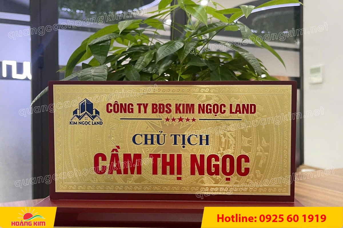 bien chuc danh mat dong de go tam cap dep 269 - BIỂN CHỨC DANH MẶT ĐỒNG ĐẾ GỖ TAM CẤP &ndash; D&Ograve;NG CAO CẤP CHO L&Atilde;NH ĐẠO
