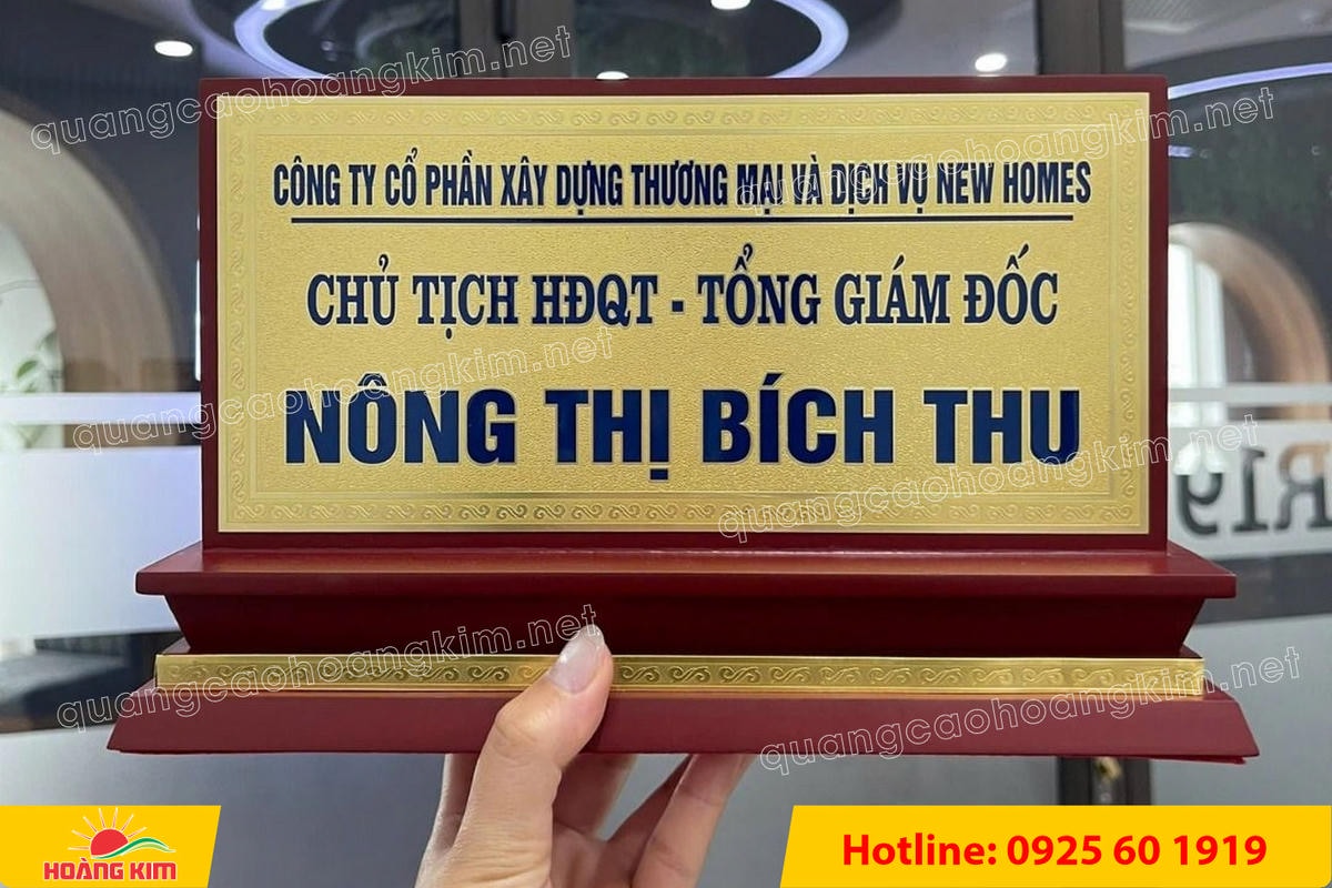 bien chuc danh mat dong de go tam cap dep 277 - BIỂN CHỨC DANH MẶT ĐỒNG ĐẾ GỖ TAM CẤP &ndash; D&Ograve;NG CAO CẤP CHO L&Atilde;NH ĐẠO