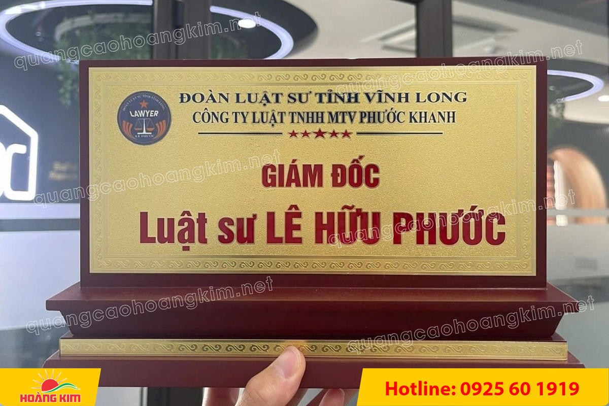 bien chuc danh mat dong de go tam cap dep 281 - BIỂN CHỨC DANH MẶT ĐỒNG ĐẾ GỖ TAM CẤP &ndash; D&Ograve;NG CAO CẤP CHO L&Atilde;NH ĐẠO