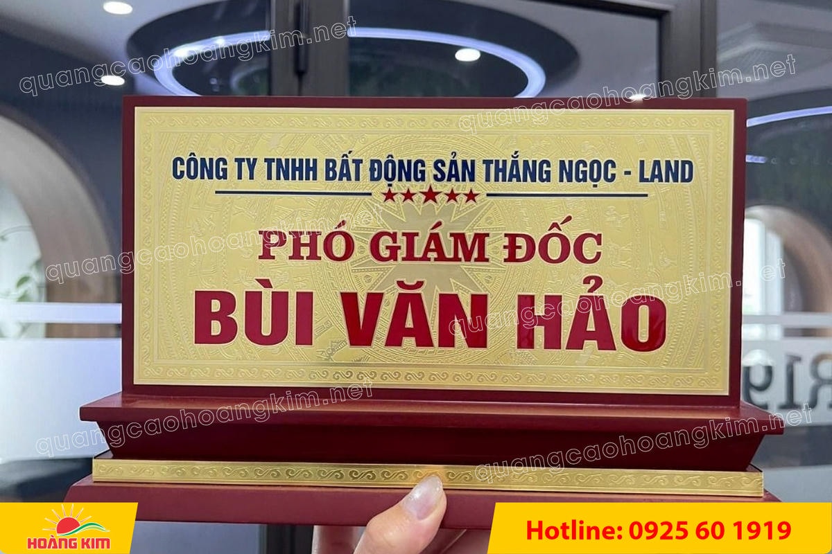 bien chuc danh mat dong de go tam cap dep 284 - BIỂN CHỨC DANH MẶT ĐỒNG ĐẾ GỖ TAM CẤP &ndash; D&Ograve;NG CAO CẤP CHO L&Atilde;NH ĐẠO