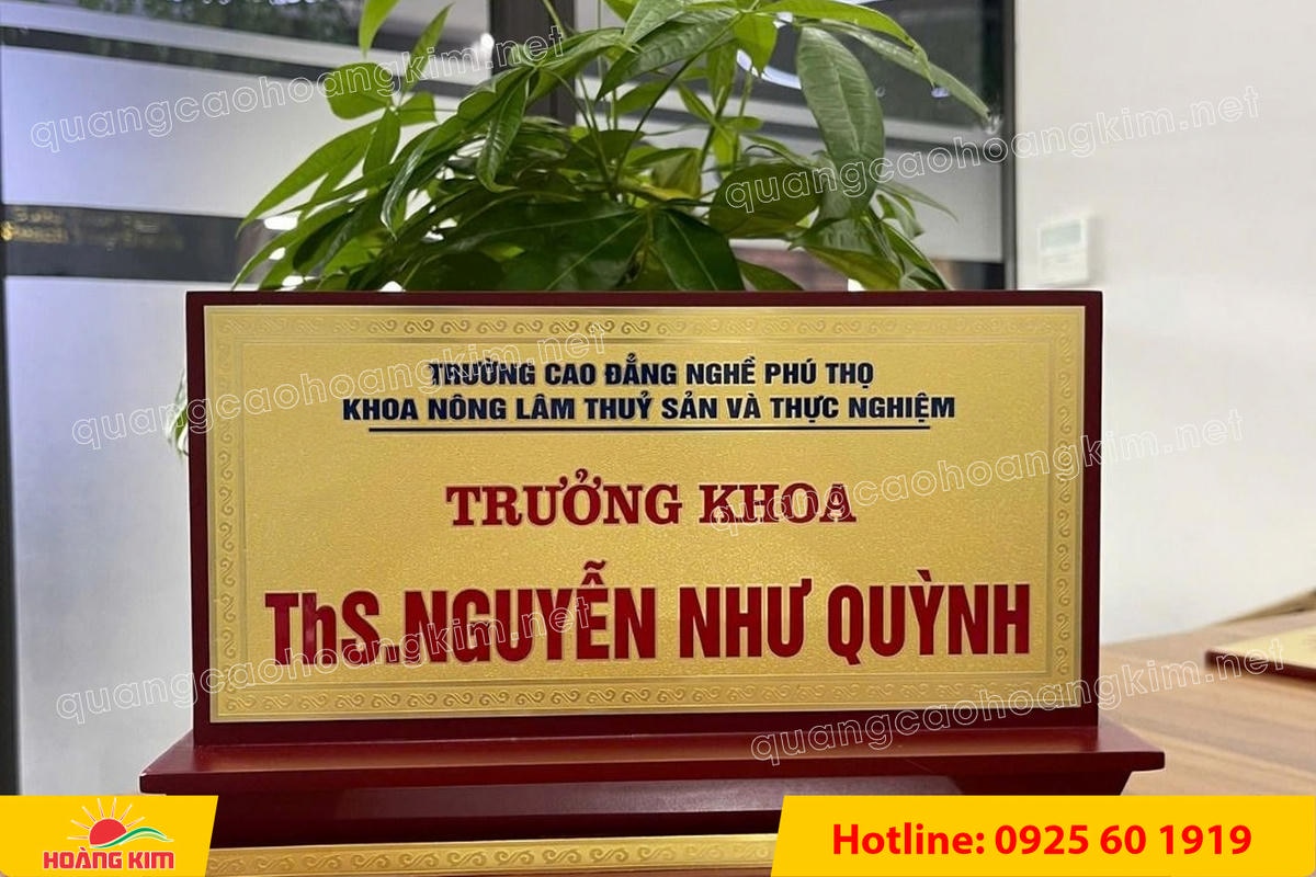 bien chuc danh mat dong de go tam cap dep 287 - BIỂN CHỨC DANH MẶT ĐỒNG ĐẾ GỖ TAM CẤP &ndash; D&Ograve;NG CAO CẤP CHO L&Atilde;NH ĐẠO