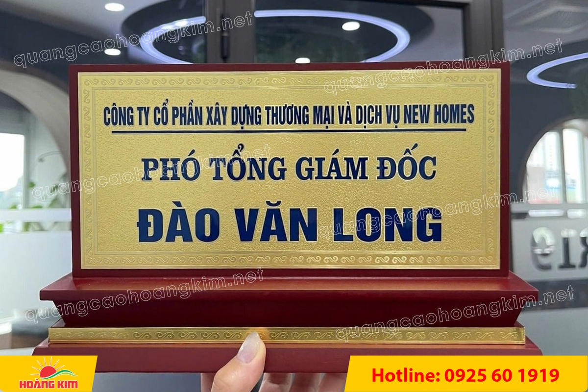 bien chuc danh mat dong de go tam cap dep 289 - BIỂN CHỨC DANH MẶT ĐỒNG ĐẾ GỖ TAM CẤP &ndash; D&Ograve;NG CAO CẤP CHO L&Atilde;NH ĐẠO