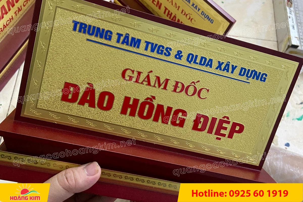 bien chuc danh mat dong de go tam cap dep 290 - BIỂN CHỨC DANH MẶT ĐỒNG ĐẾ GỖ TAM CẤP &ndash; D&Ograve;NG CAO CẤP CHO L&Atilde;NH ĐẠO
