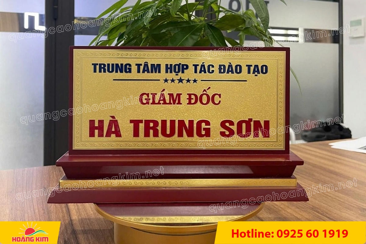 bien chuc danh mat dong de go tam cap dep 291 - BIỂN CHỨC DANH MẶT ĐỒNG ĐẾ GỖ TAM CẤP &ndash; D&Ograve;NG CAO CẤP CHO L&Atilde;NH ĐẠO
