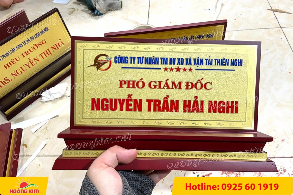 bien chuc danh mat dong de go tam cap dep 292 - BIỂN CHỨC DANH MẶT ĐỒNG ĐẾ GỖ TAM CẤP &ndash; D&Ograve;NG CAO CẤP CHO L&Atilde;NH ĐẠO
