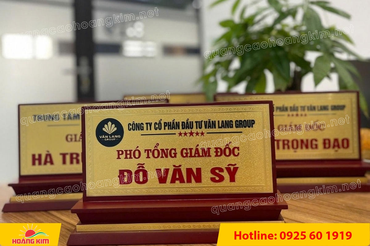 bien chuc danh mat dong de go tam cap dep 293 - BIỂN CHỨC DANH MẶT ĐỒNG ĐẾ GỖ TAM CẤP &ndash; D&Ograve;NG CAO CẤP CHO L&Atilde;NH ĐẠO