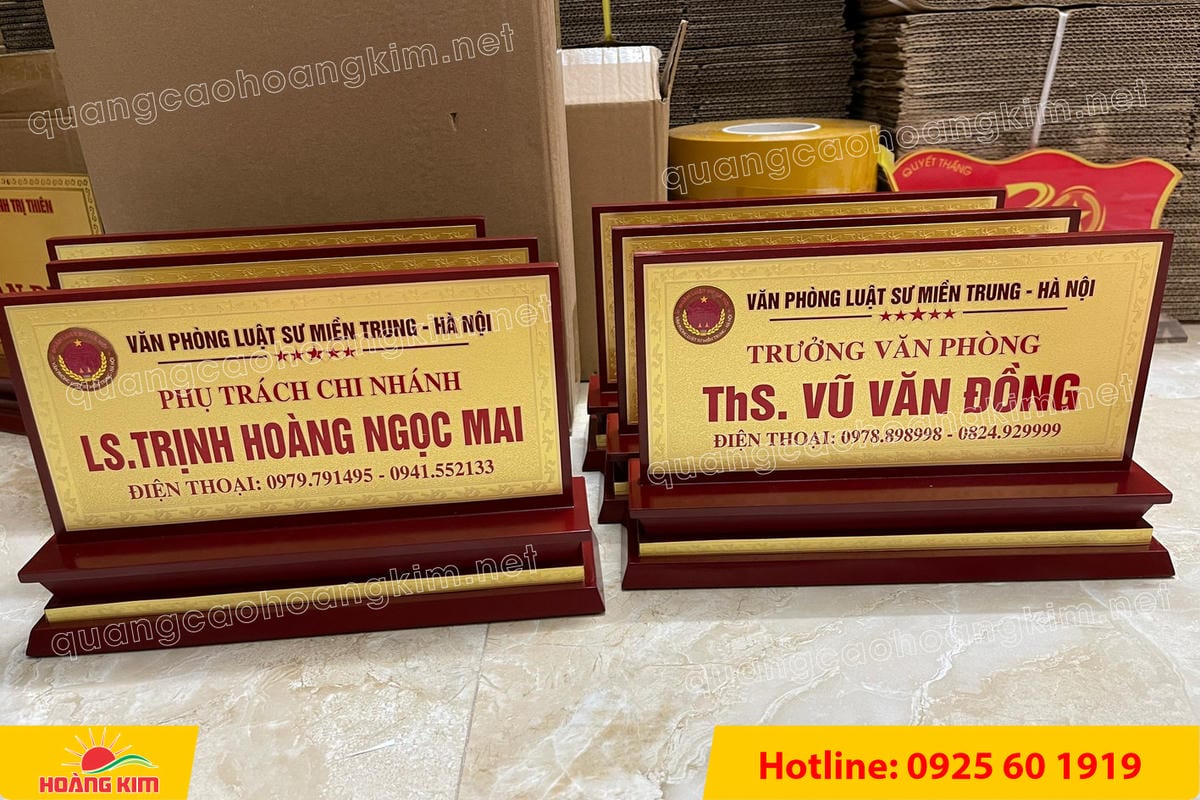 bien chuc danh mat dong de go tam cap dep 296 - BIỂN CHỨC DANH MẶT ĐỒNG ĐẾ GỖ TAM CẤP &ndash; D&Ograve;NG CAO CẤP CHO L&Atilde;NH ĐẠO