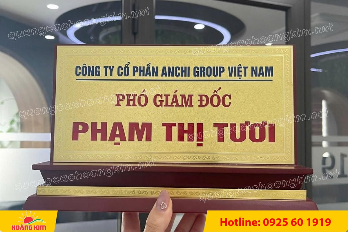 bien chuc danh mat dong de go tam cap dep 297 - BIỂN CHỨC DANH MẶT ĐỒNG ĐẾ GỖ TAM CẤP &ndash; D&Ograve;NG CAO CẤP CHO L&Atilde;NH ĐẠO
