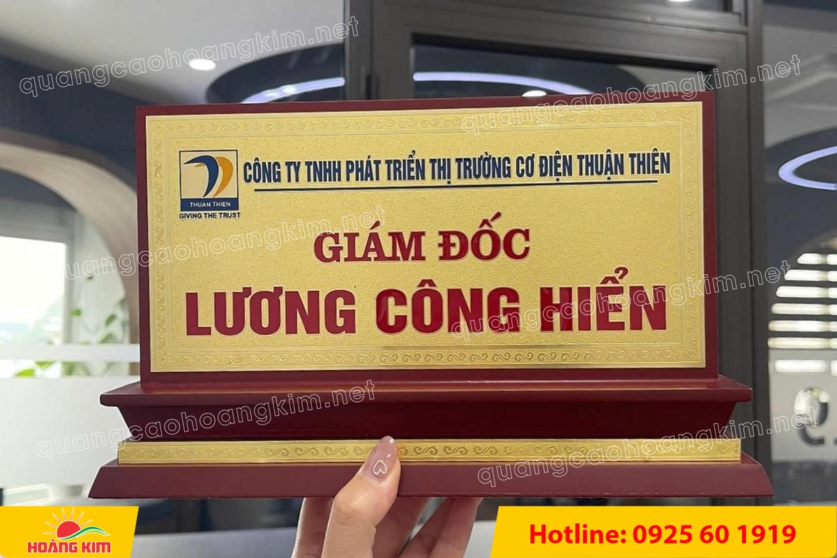 bien chuc danh mat dong de go tam cap dep 298 - BIỂN CHỨC DANH MẶT ĐỒNG ĐẾ GỖ TAM CẤP &ndash; D&Ograve;NG CAO CẤP CHO L&Atilde;NH ĐẠO