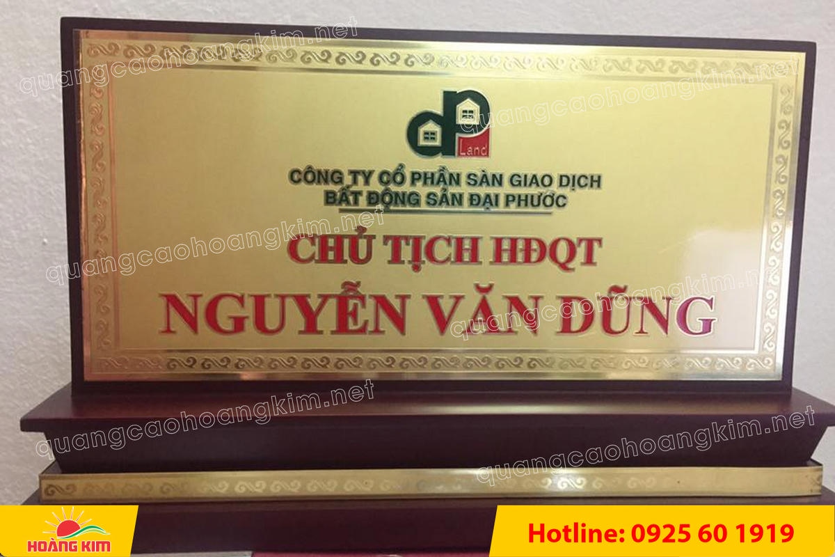 bien chuc danh mat dong de go tam cap dep 3 - BIỂN CHỨC DANH MẶT ĐỒNG ĐẾ GỖ TAM CẤP &ndash; D&Ograve;NG CAO CẤP CHO L&Atilde;NH ĐẠO
