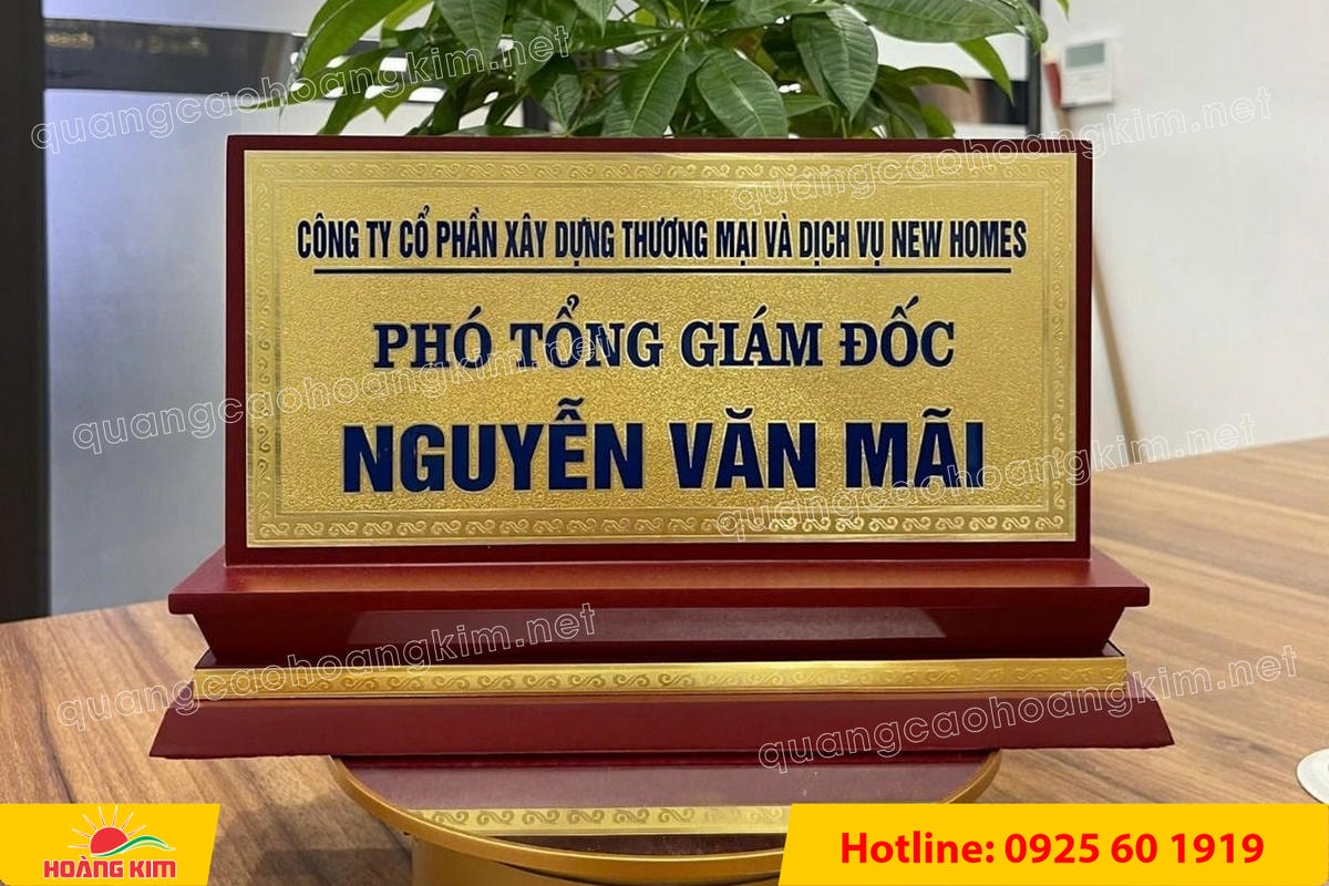 bien chuc danh mat dong de go tam cap dep 301 - BIỂN CHỨC DANH MẶT ĐỒNG ĐẾ GỖ TAM CẤP &ndash; D&Ograve;NG CAO CẤP CHO L&Atilde;NH ĐẠO