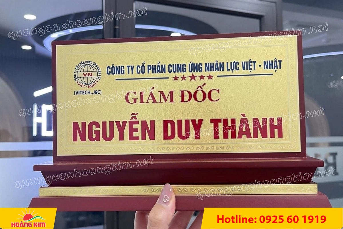 bien chuc danh mat dong de go tam cap dep 304 - BIỂN CHỨC DANH MẶT ĐỒNG ĐẾ GỖ TAM CẤP &ndash; D&Ograve;NG CAO CẤP CHO L&Atilde;NH ĐẠO