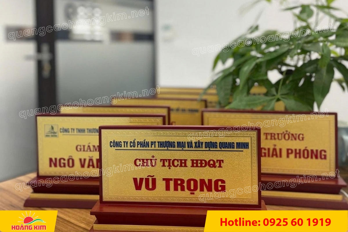 bien chuc danh mat dong de go tam cap dep 308 - BIỂN CHỨC DANH MẶT ĐỒNG ĐẾ GỖ TAM CẤP &ndash; D&Ograve;NG CAO CẤP CHO L&Atilde;NH ĐẠO