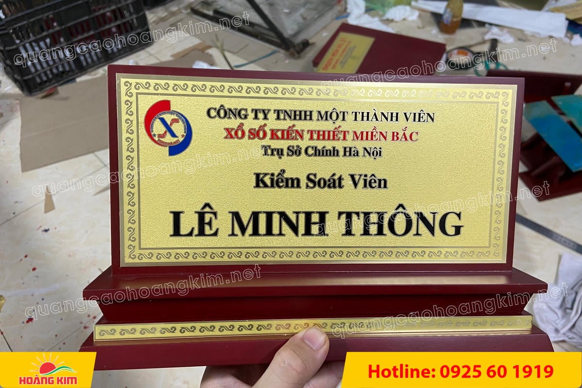 bien chuc danh mat dong de go tam cap dep 311 - BIỂN CHỨC DANH MẶT ĐỒNG ĐẾ GỖ TAM CẤP &ndash; D&Ograve;NG CAO CẤP CHO L&Atilde;NH ĐẠO