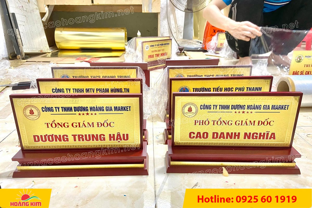bien chuc danh mat dong de go tam cap dep 313 - BIỂN CHỨC DANH MẶT ĐỒNG ĐẾ GỖ TAM CẤP &ndash; D&Ograve;NG CAO CẤP CHO L&Atilde;NH ĐẠO