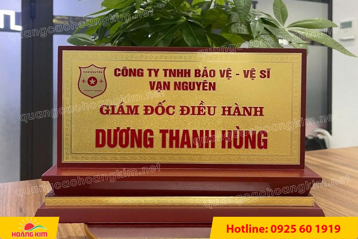 bien chuc danh mat dong de go tam cap dep 318 - BIỂN CHỨC DANH MẶT ĐỒNG ĐẾ GỖ TAM CẤP &ndash; D&Ograve;NG CAO CẤP CHO L&Atilde;NH ĐẠO