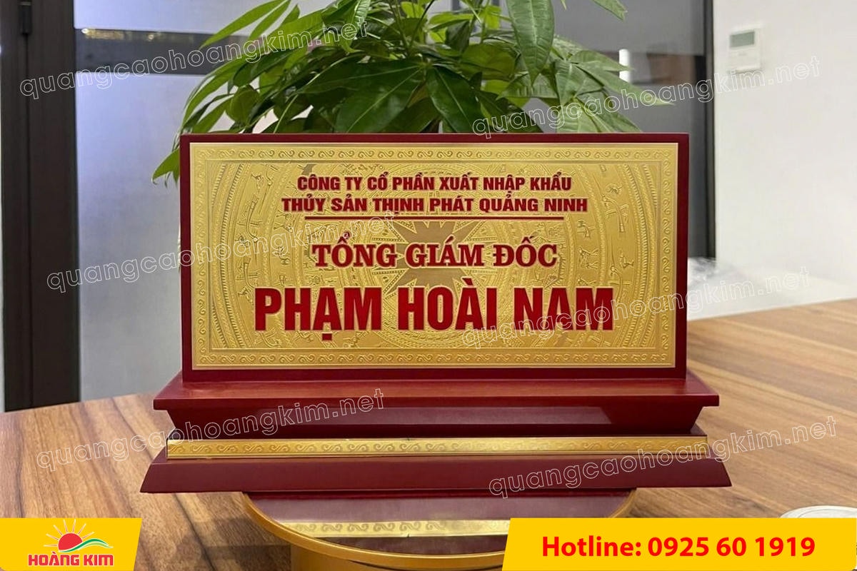 bien chuc danh mat dong de go tam cap dep 319 - BIỂN CHỨC DANH MẶT ĐỒNG ĐẾ GỖ TAM CẤP &ndash; D&Ograve;NG CAO CẤP CHO L&Atilde;NH ĐẠO