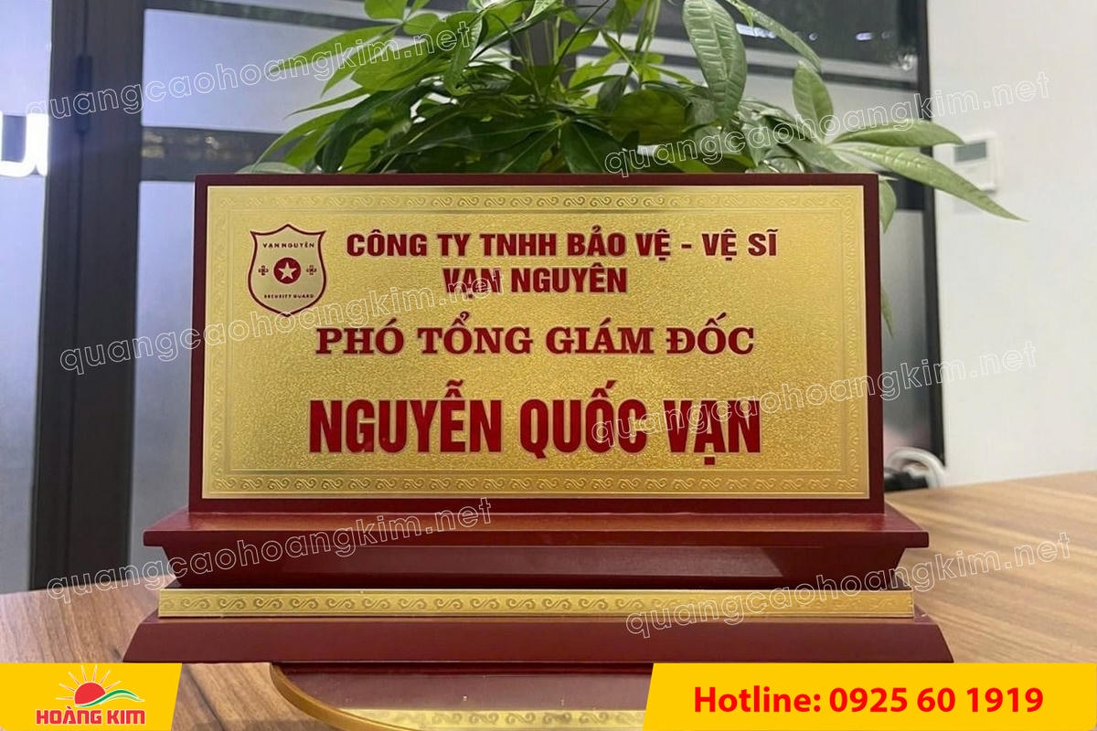 bien chuc danh mat dong de go tam cap dep 320 - BIỂN CHỨC DANH MẶT ĐỒNG ĐẾ GỖ TAM CẤP &ndash; D&Ograve;NG CAO CẤP CHO L&Atilde;NH ĐẠO