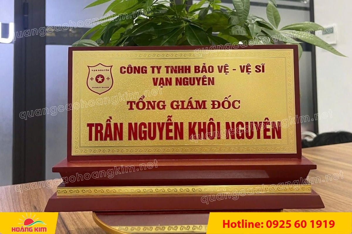 bien chuc danh mat dong de go tam cap dep 321 - BIỂN CHỨC DANH MẶT ĐỒNG ĐẾ GỖ TAM CẤP &ndash; D&Ograve;NG CAO CẤP CHO L&Atilde;NH ĐẠO