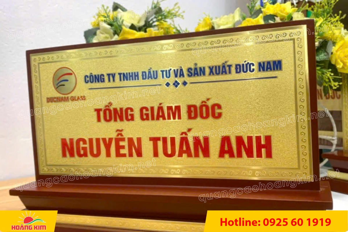 bien chuc danh mat dong de go tam cap dep 327 - BIỂN CHỨC DANH MẶT ĐỒNG ĐẾ GỖ TAM CẤP &ndash; D&Ograve;NG CAO CẤP CHO L&Atilde;NH ĐẠO
