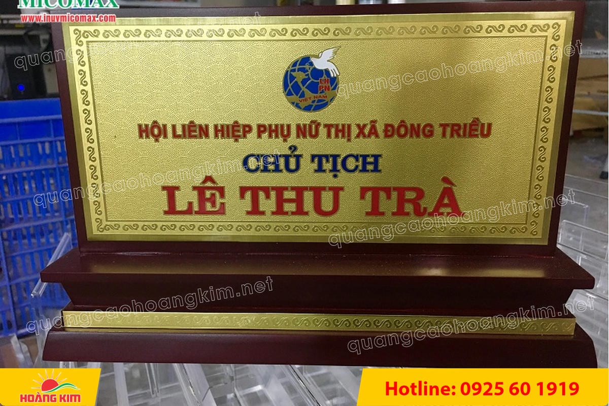 bien chuc danh mat dong de go tam cap dep 328 - BIỂN CHỨC DANH MẶT ĐỒNG ĐẾ GỖ TAM CẤP &ndash; D&Ograve;NG CAO CẤP CHO L&Atilde;NH ĐẠO