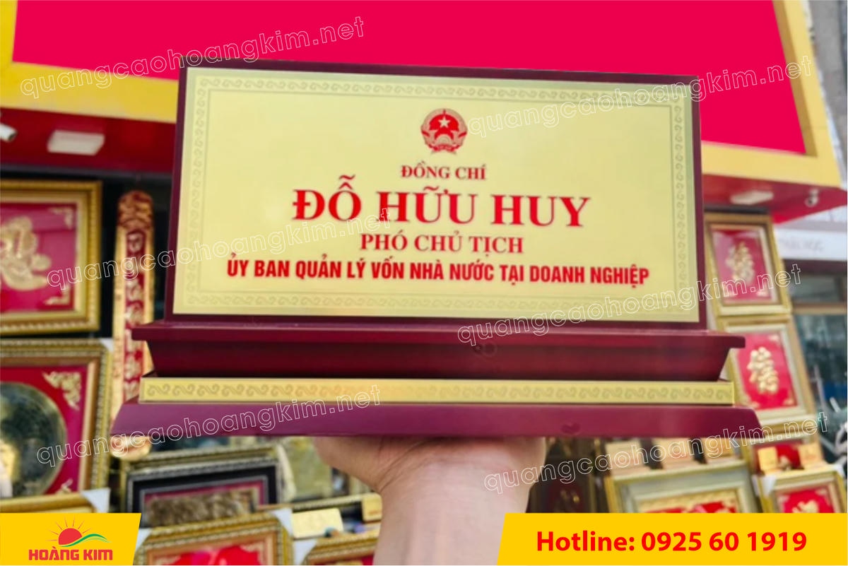 bien chuc danh mat dong de go tam cap dep 330 - BIỂN CHỨC DANH MẶT ĐỒNG ĐẾ GỖ TAM CẤP &ndash; D&Ograve;NG CAO CẤP CHO L&Atilde;NH ĐẠO