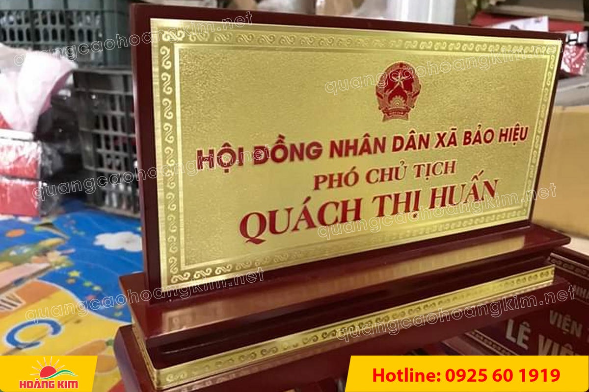 bien chuc danh mat dong de go tam cap dep 337 - BIỂN CHỨC DANH MẶT ĐỒNG ĐẾ GỖ TAM CẤP &ndash; D&Ograve;NG CAO CẤP CHO L&Atilde;NH ĐẠO