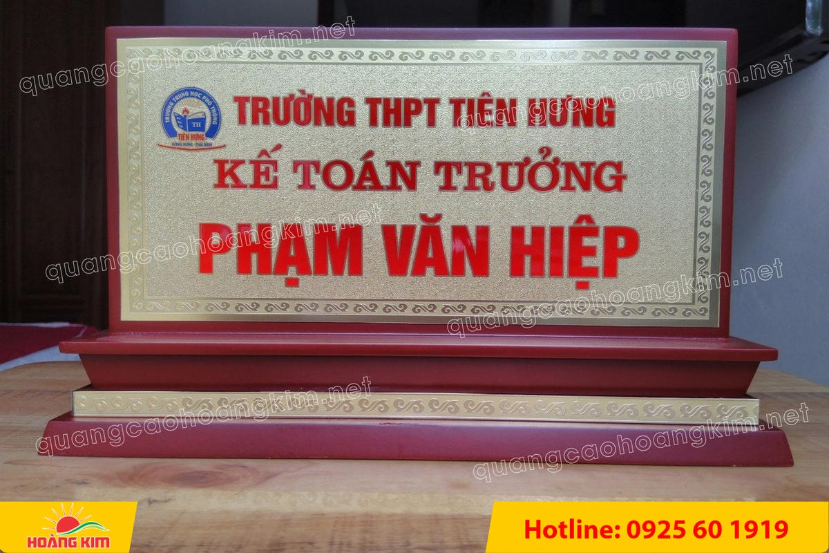 bien chuc danh mat dong de go tam cap dep 339 - BIỂN CHỨC DANH MẶT ĐỒNG ĐẾ GỖ TAM CẤP &ndash; D&Ograve;NG CAO CẤP CHO L&Atilde;NH ĐẠO