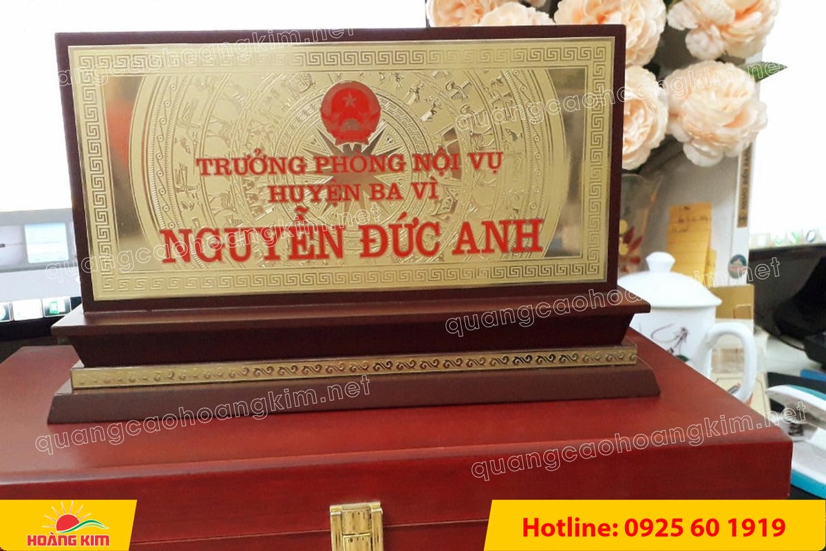 bien chuc danh mat dong de go tam cap dep 340 - BIỂN CHỨC DANH MẶT ĐỒNG ĐẾ GỖ TAM CẤP &ndash; D&Ograve;NG CAO CẤP CHO L&Atilde;NH ĐẠO