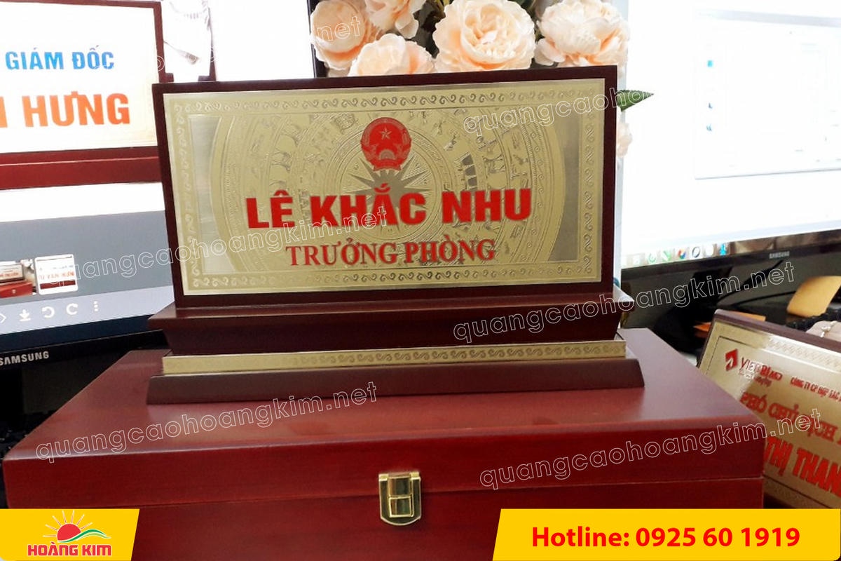 bien chuc danh mat dong de go tam cap dep 341 - BIỂN CHỨC DANH MẶT ĐỒNG ĐẾ GỖ TAM CẤP &ndash; D&Ograve;NG CAO CẤP CHO L&Atilde;NH ĐẠO