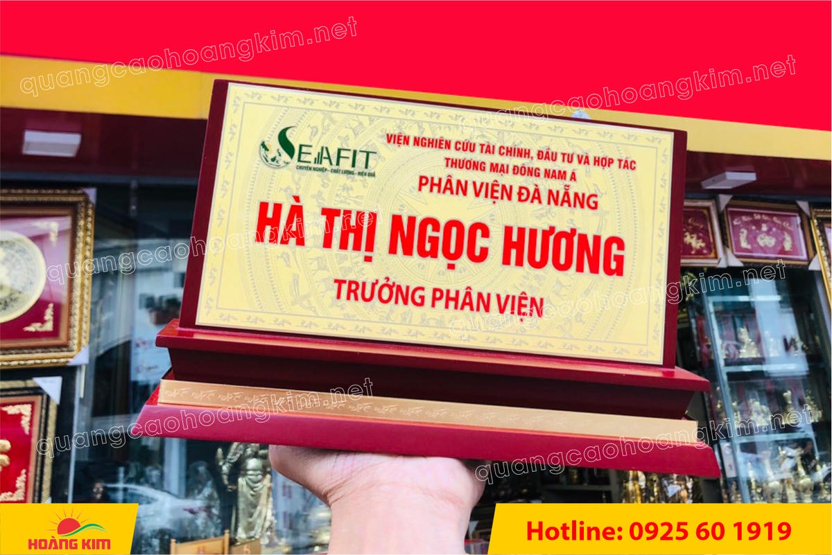 bien chuc danh mat dong de go tam cap dep 348 - BIỂN CHỨC DANH MẶT ĐỒNG ĐẾ GỖ TAM CẤP &ndash; D&Ograve;NG CAO CẤP CHO L&Atilde;NH ĐẠO