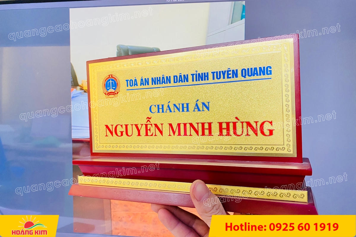 bien chuc danh mat dong de go tam cap dep 349 - BIỂN CHỨC DANH MẶT ĐỒNG ĐẾ GỖ TAM CẤP &ndash; D&Ograve;NG CAO CẤP CHO L&Atilde;NH ĐẠO