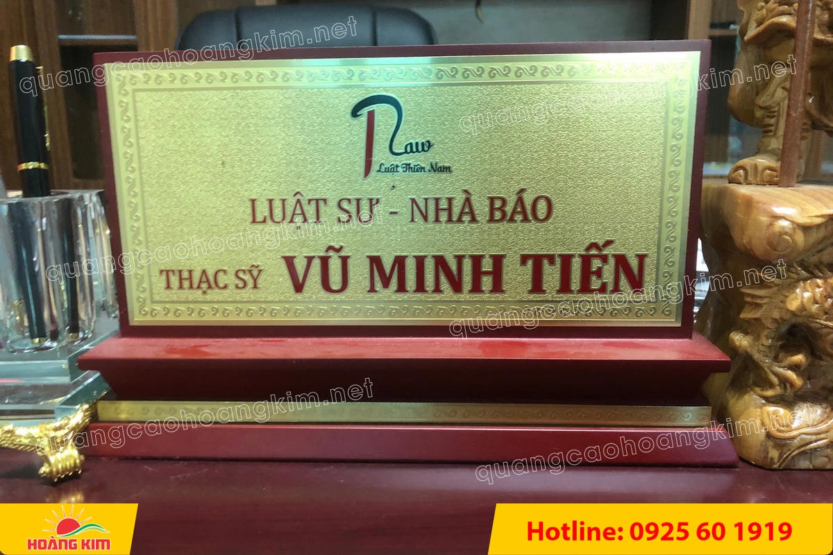 bien chuc danh mat dong de go tam cap dep 350 - BIỂN CHỨC DANH MẶT ĐỒNG ĐẾ GỖ TAM CẤP &ndash; D&Ograve;NG CAO CẤP CHO L&Atilde;NH ĐẠO